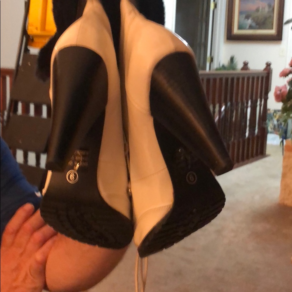 Two Lips Boots - Picture 3 of 4